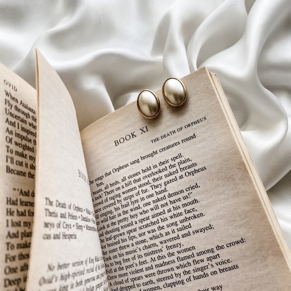 Vintage 1950s Gold Framed Faux Pearl Clip Earrings - Picture 2 of 7